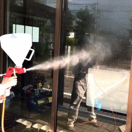 対象物に吹き付ける